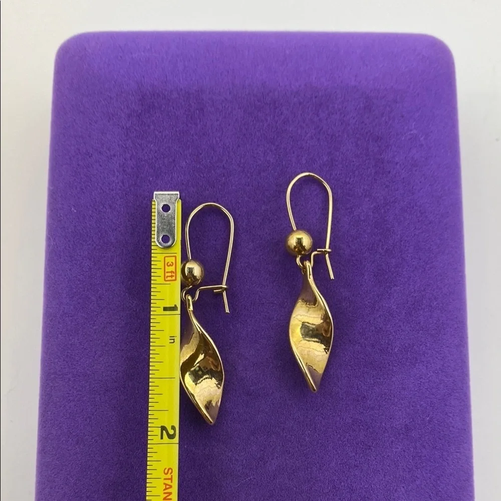 💛 Elegant Gold Twist Earrings - Picture 2 of 4